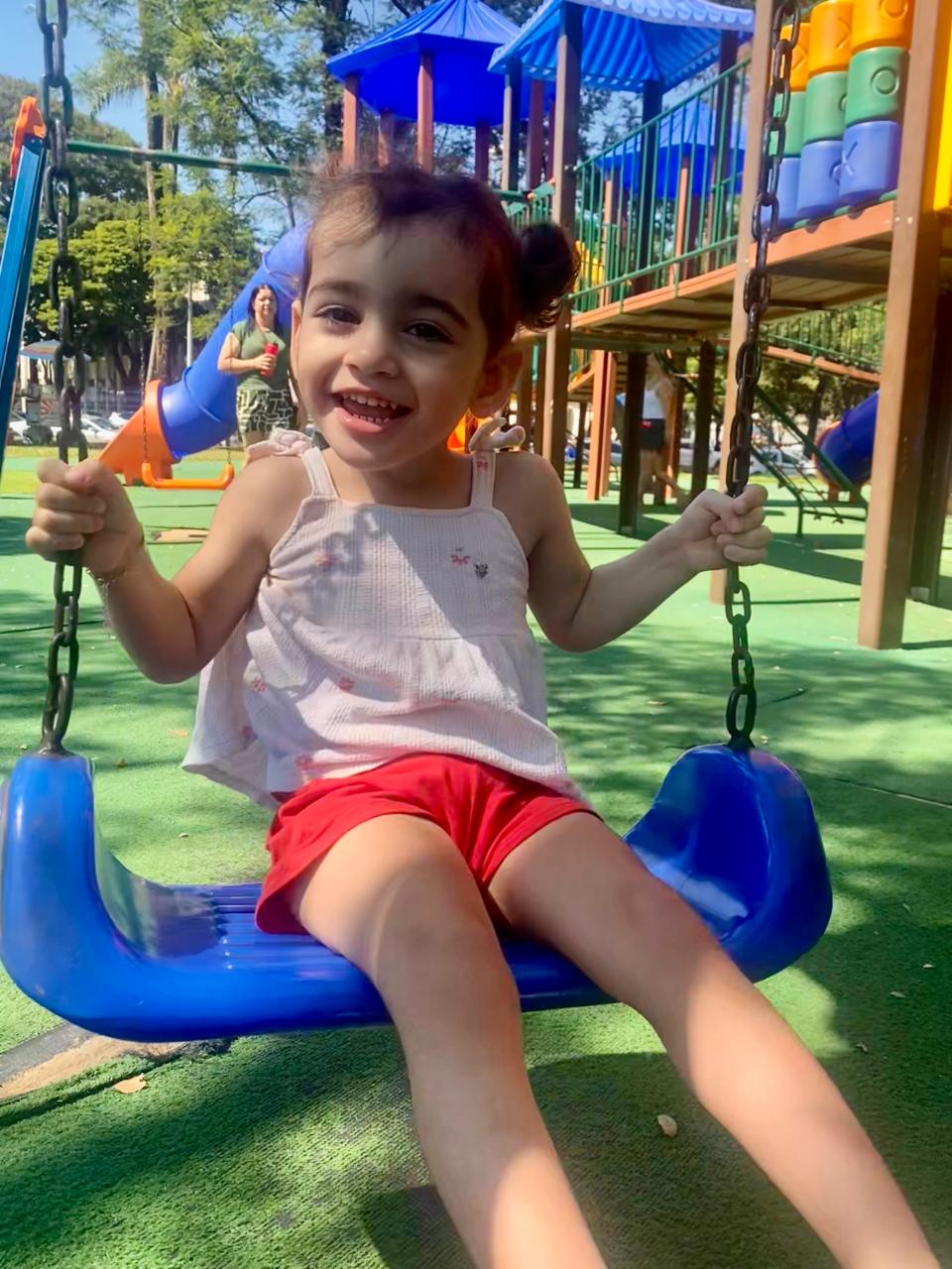 Isabela no balanço
